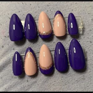 Nails come in different sizes.  They do not include glue. Dm me for your sizes.